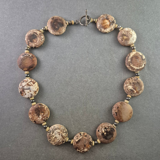 Natürliche Statement-Kette mit flachen Scheibenperlen in Erdtönen