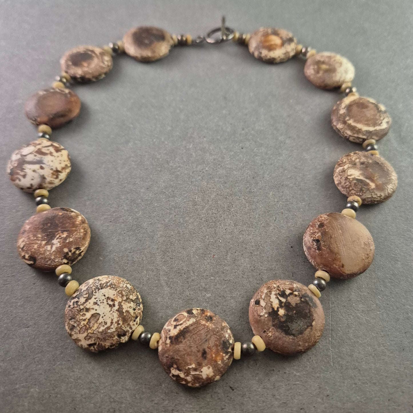 Natürliche Statement-Kette mit flachen Scheibenperlen in Erdtönen