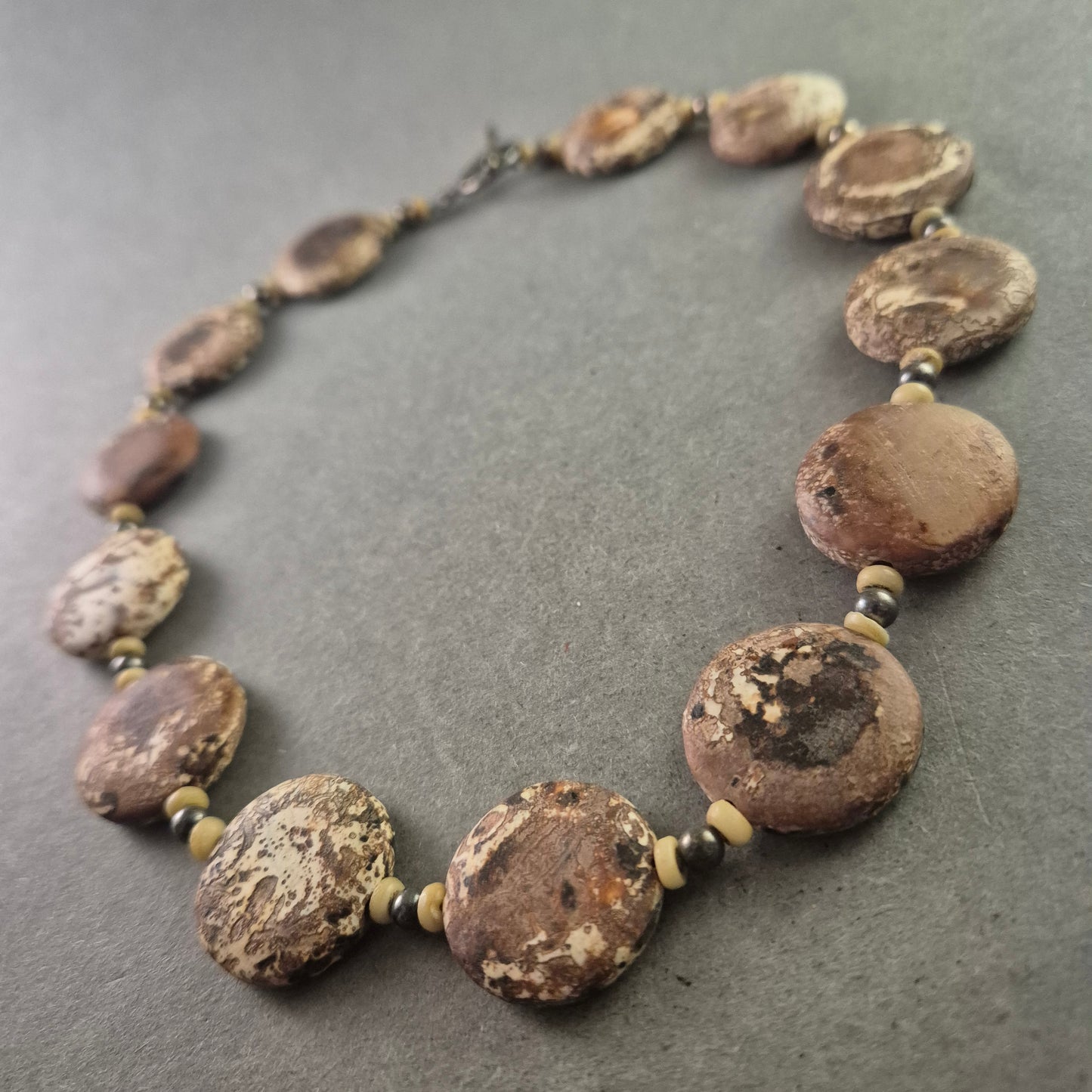 Natürliche Statement-Kette mit flachen Scheibenperlen in Erdtönen