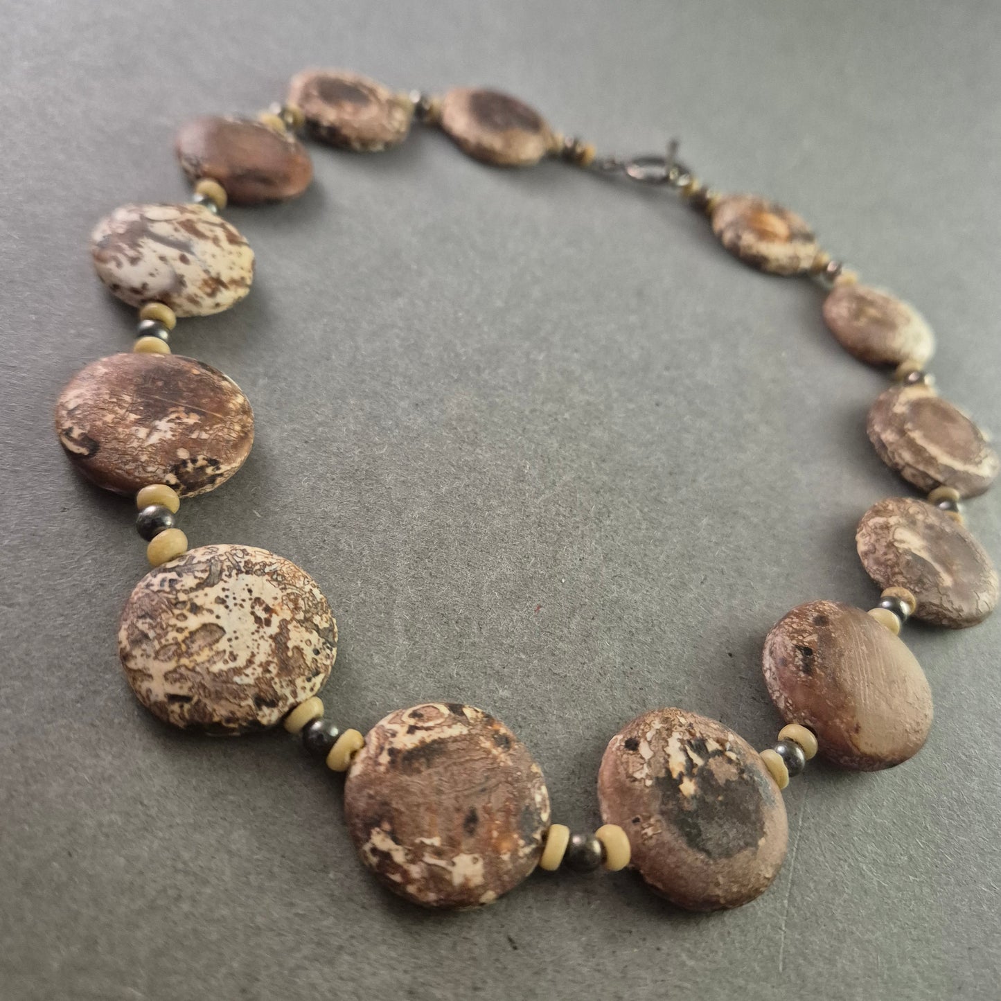 Natürliche Statement-Kette mit flachen Scheibenperlen in Erdtönen