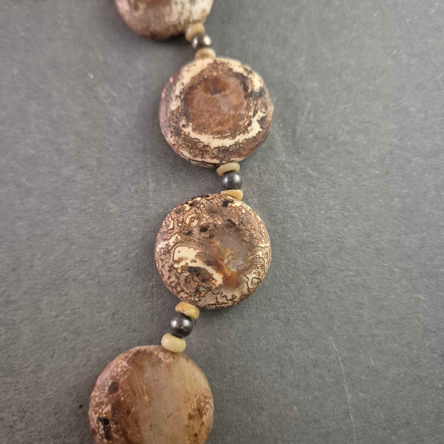 Natürliche Statement-Kette mit flachen Scheibenperlen in Erdtönen