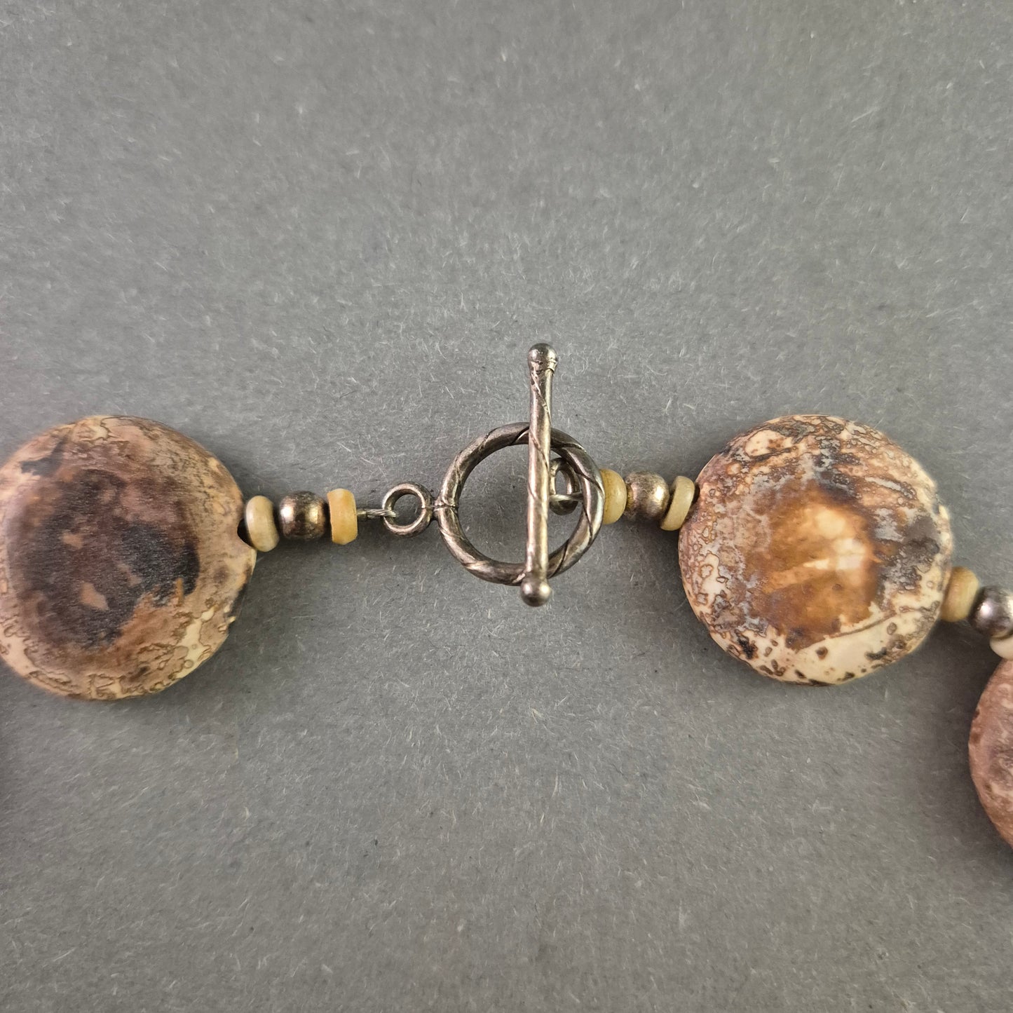 Natürliche Statement-Kette mit flachen Scheibenperlen in Erdtönen