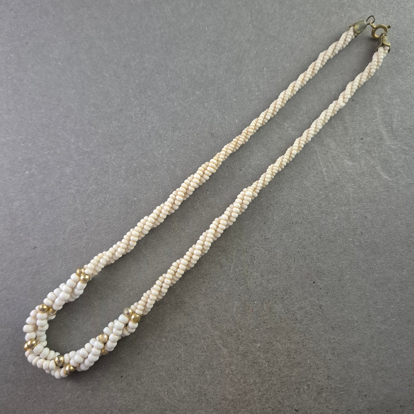 Geflochtene Vintage-Kette mit kleinen Perlen in Cremeweiß