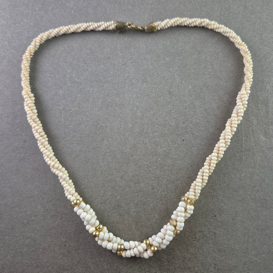 Geflochtene Vintage-Kette mit kleinen Perlen in Cremeweiß