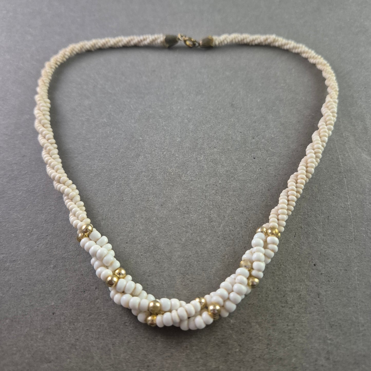 Geflochtene Vintage-Kette mit kleinen Perlen in Cremeweiß