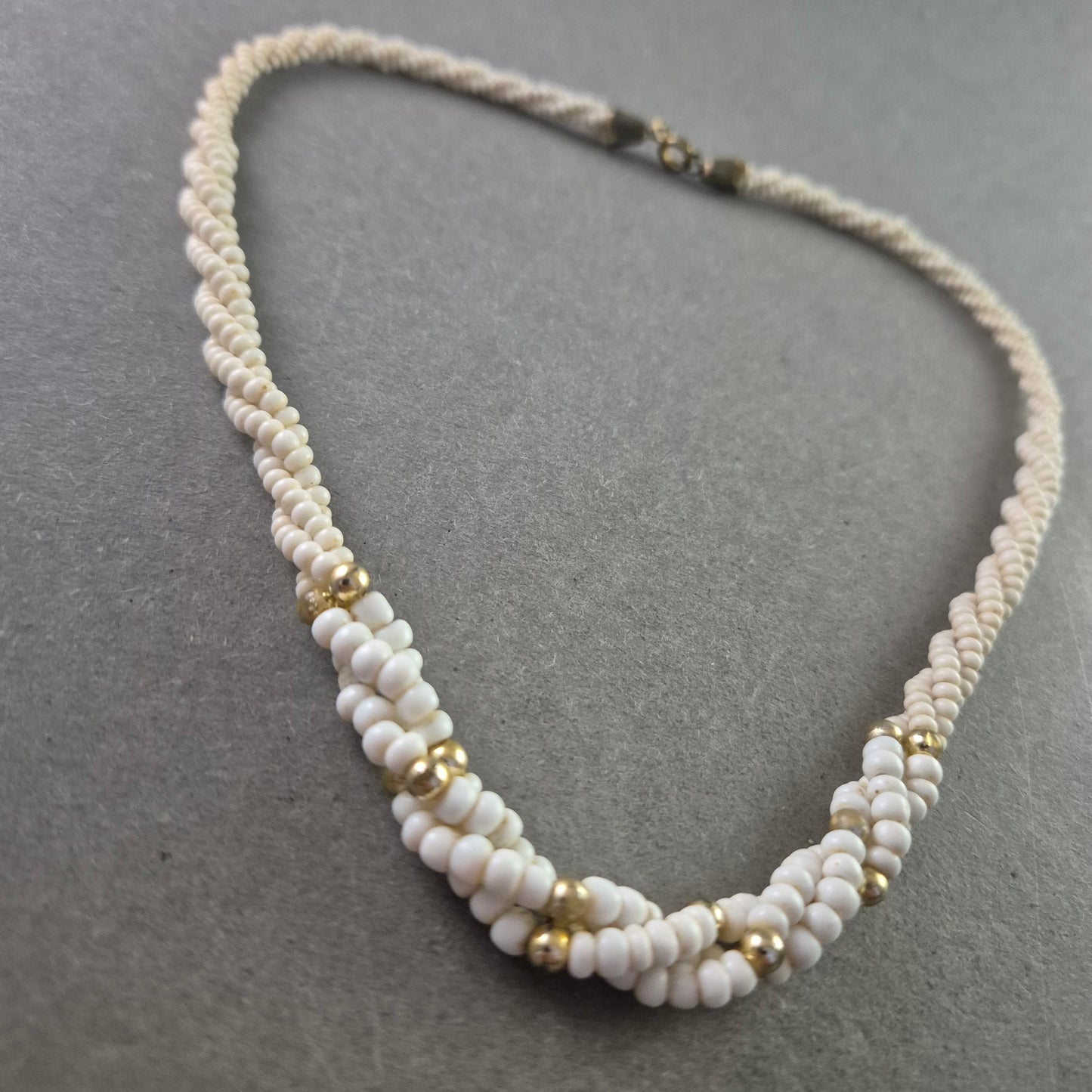 Geflochtene Vintage-Kette mit kleinen Perlen in Cremeweiß