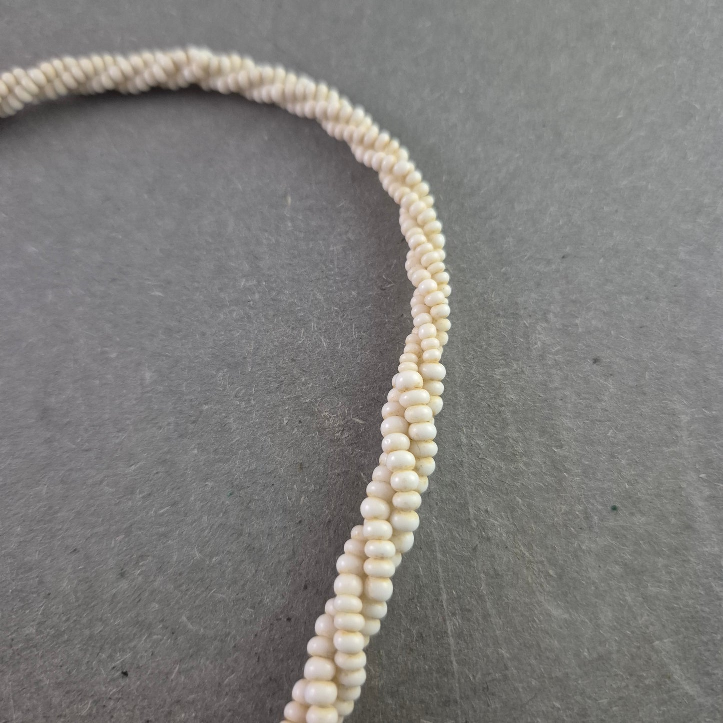 Geflochtene Vintage-Kette mit kleinen Perlen in Cremeweiß