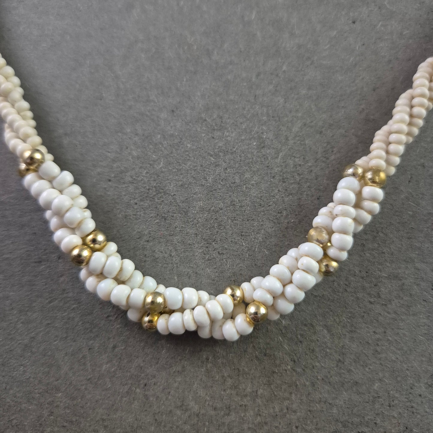 Geflochtene Vintage-Kette mit kleinen Perlen in Cremeweiß