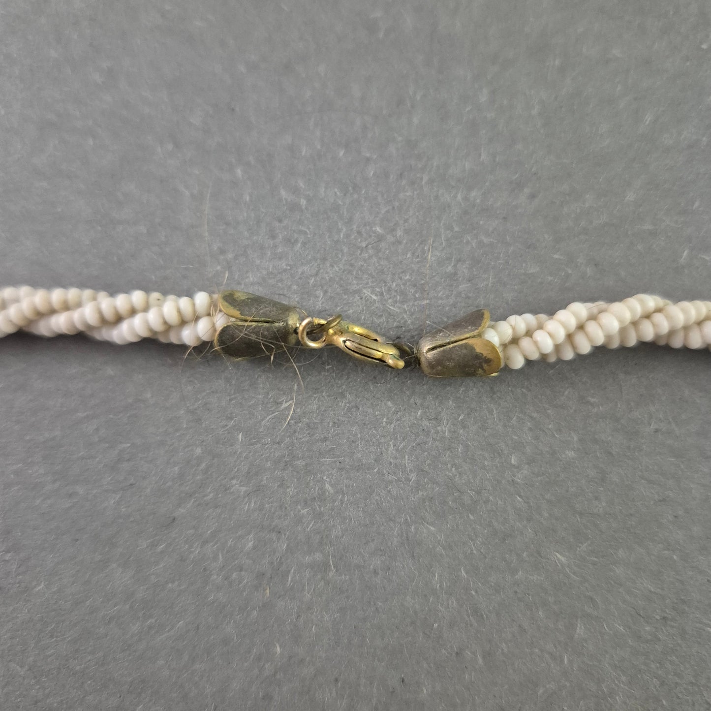 Geflochtene Vintage-Kette mit kleinen Perlen in Cremeweiß