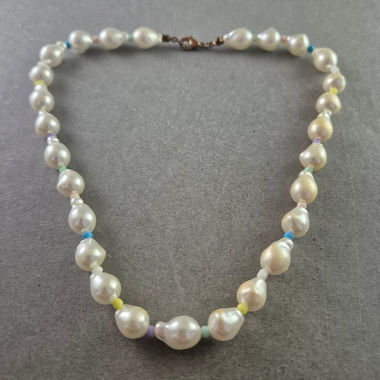 Zarte Vintage-Kette mit barockförmigen Perlen und Farbdetails