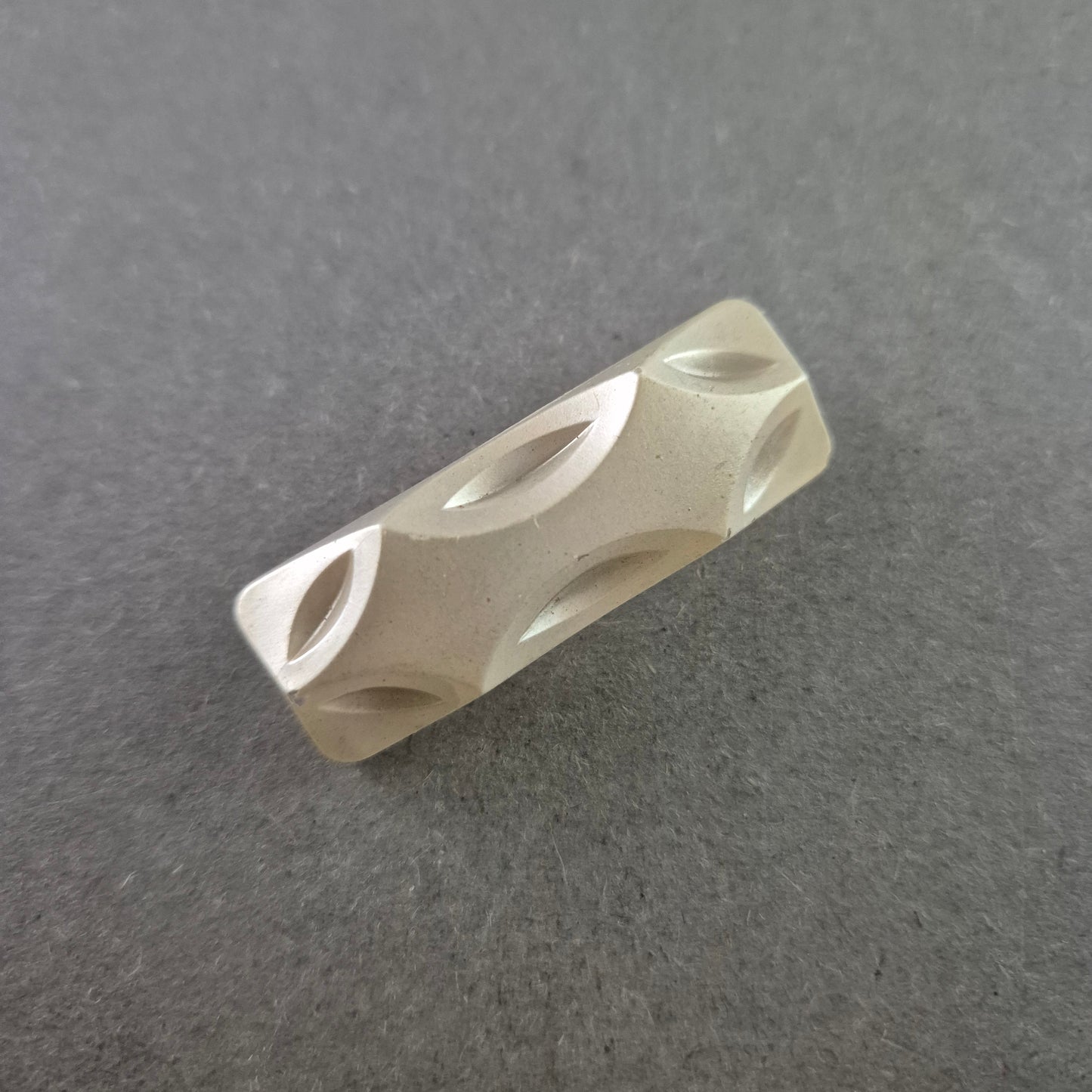 Geometrische Vintage-Brosche in Elfenbeinoptik – rechteckig & zeitlos