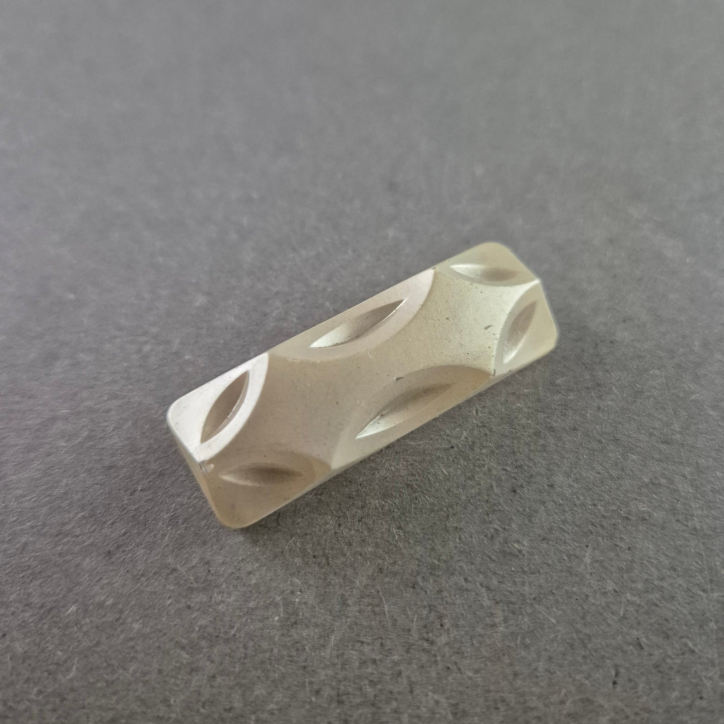 Geometrische Vintage-Brosche in Elfenbeinoptik – rechteckig & zeitlos