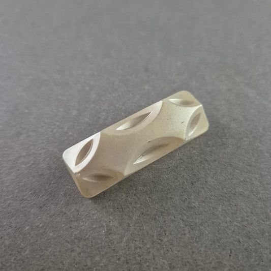 Geometrische Vintage-Brosche in Elfenbeinoptik – rechteckig & zeitlos