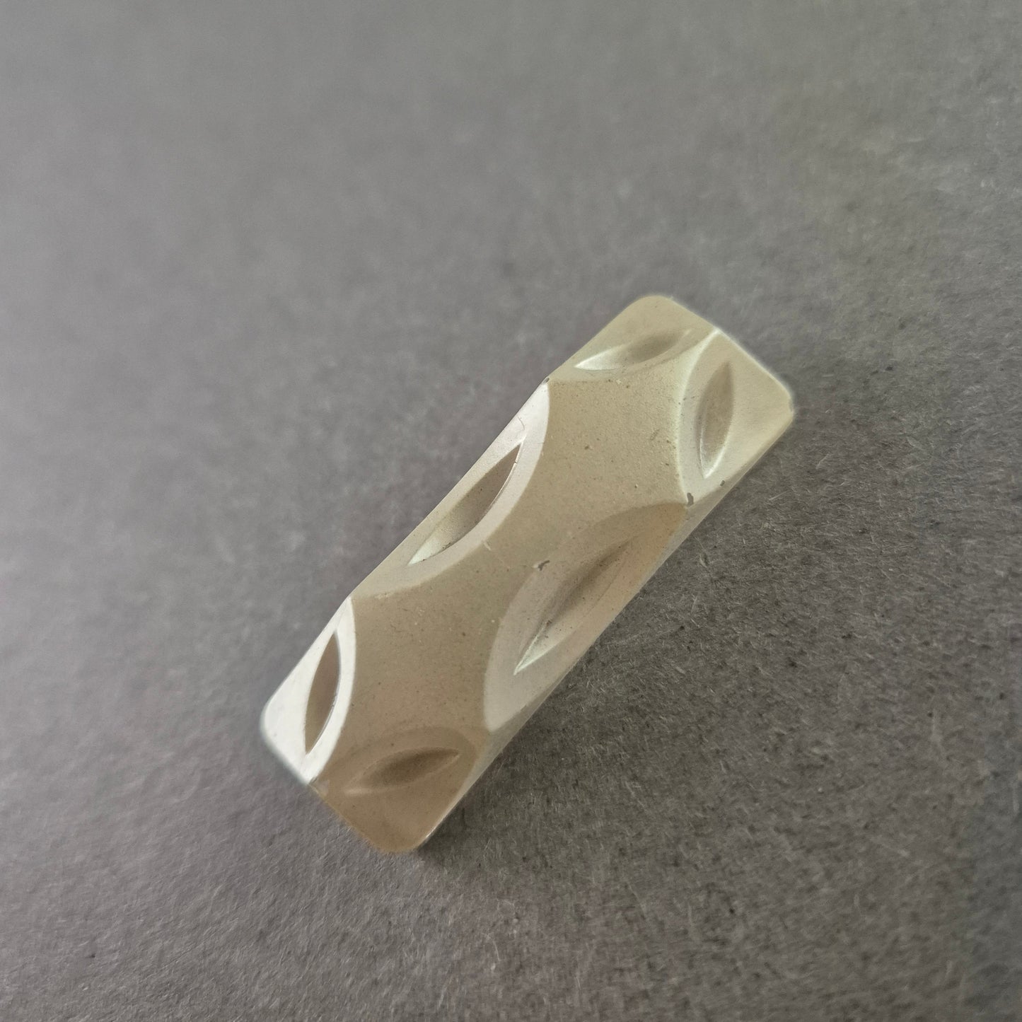 Geometrische Vintage-Brosche in Elfenbeinoptik – rechteckig & zeitlos