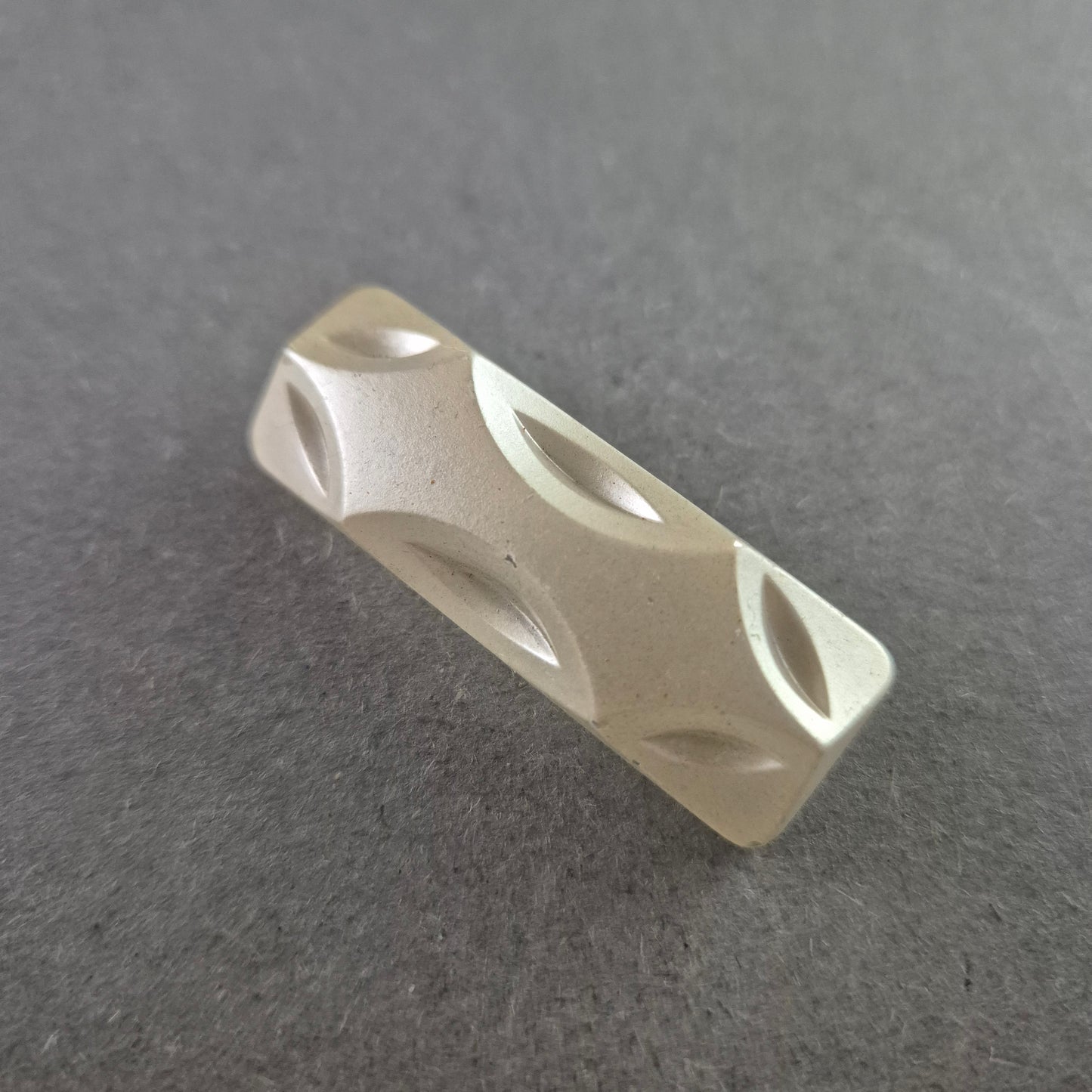 Geometrische Vintage-Brosche in Elfenbeinoptik – rechteckig & zeitlos