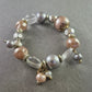Elastisches Perlenarmband in Beige & Grau mit Anhängern