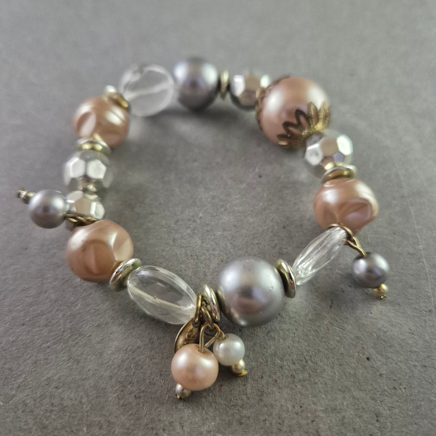 Elastisches Perlenarmband in Beige & Grau mit Anhängern