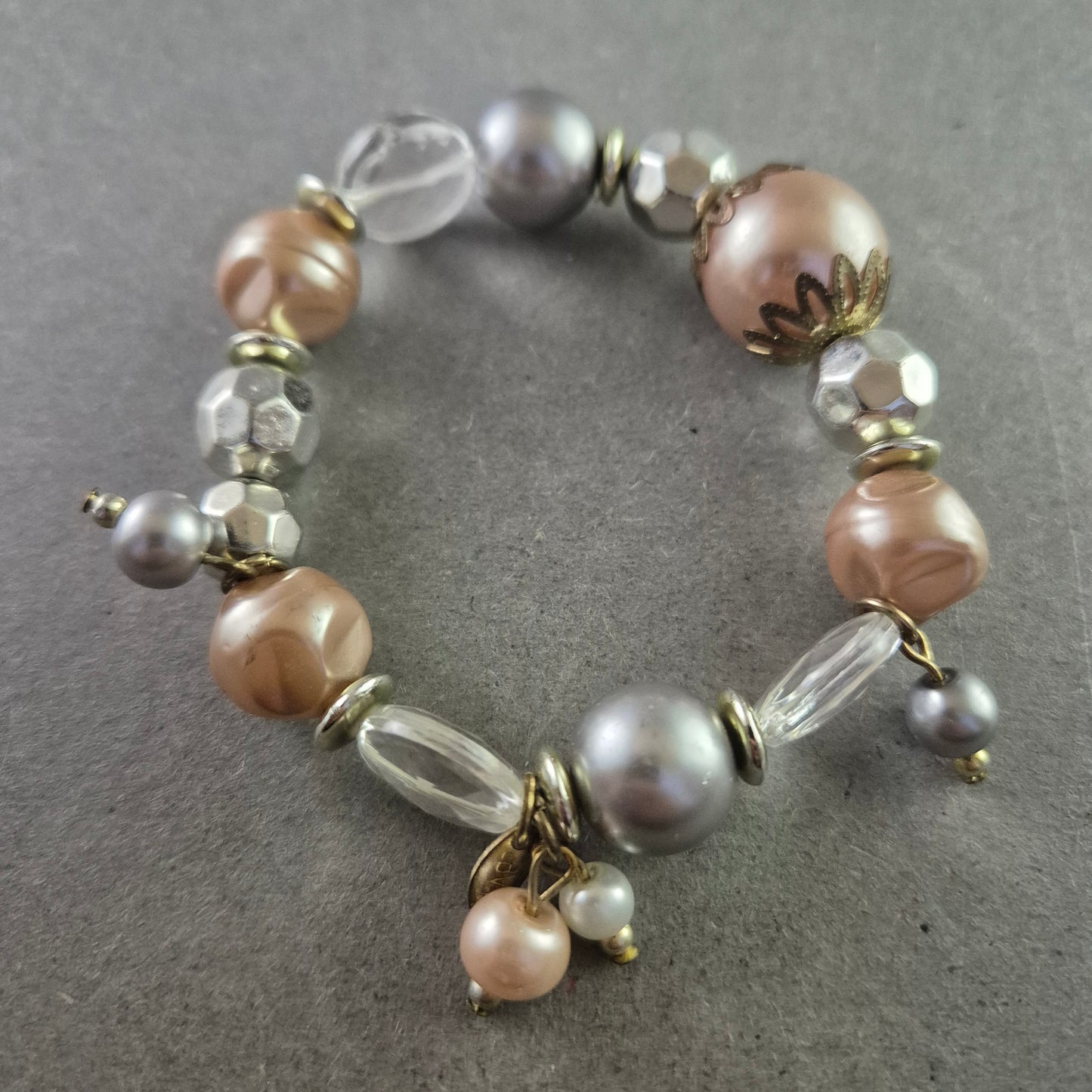 Elastisches Perlenarmband in Beige & Grau mit Anhängern