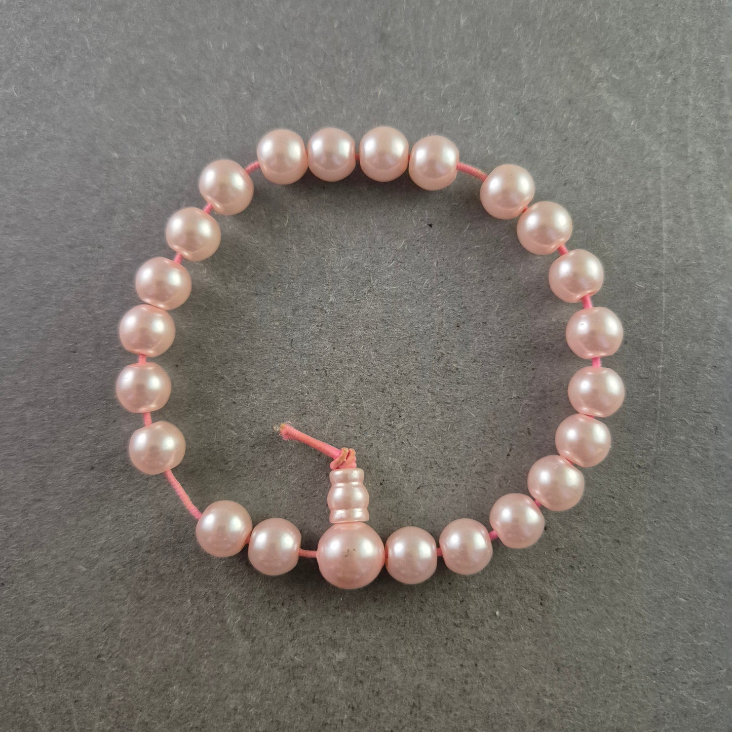 Roséfarbenes Perlenarmband auf Elastikband – zart & verspielt