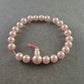 Roséfarbenes Perlenarmband auf Elastikband – zart & verspielt