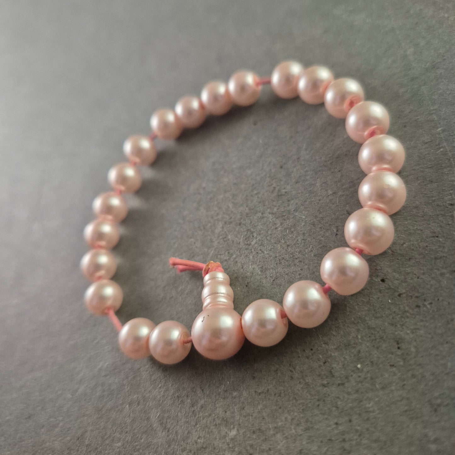 Roséfarbenes Perlenarmband auf Elastikband – zart & verspielt