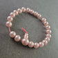 Roséfarbenes Perlenarmband auf Elastikband – zart & verspielt