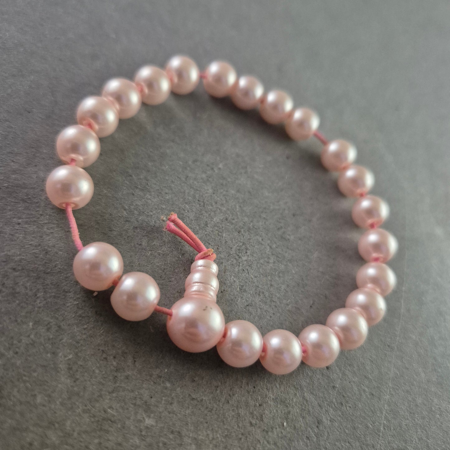 Roséfarbenes Perlenarmband auf Elastikband – zart & verspielt