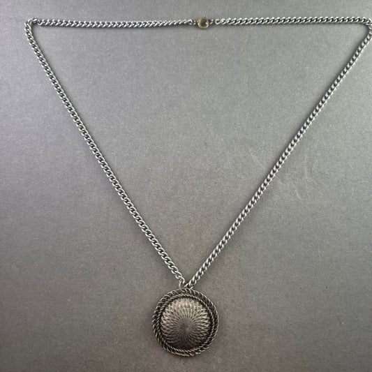 Vintage-Kette mit rundem Relief-Anhänger im antiken Look