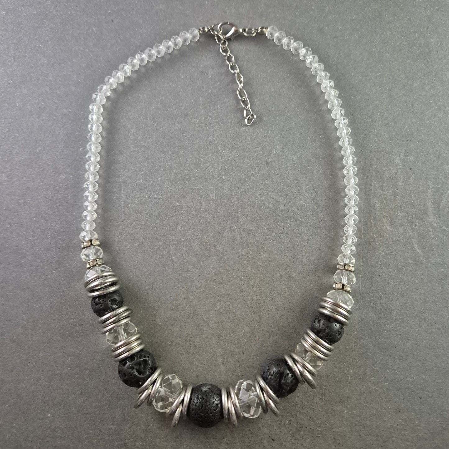 Elegante Statement-Halskette mit Lavasteinen und Kristallperlen