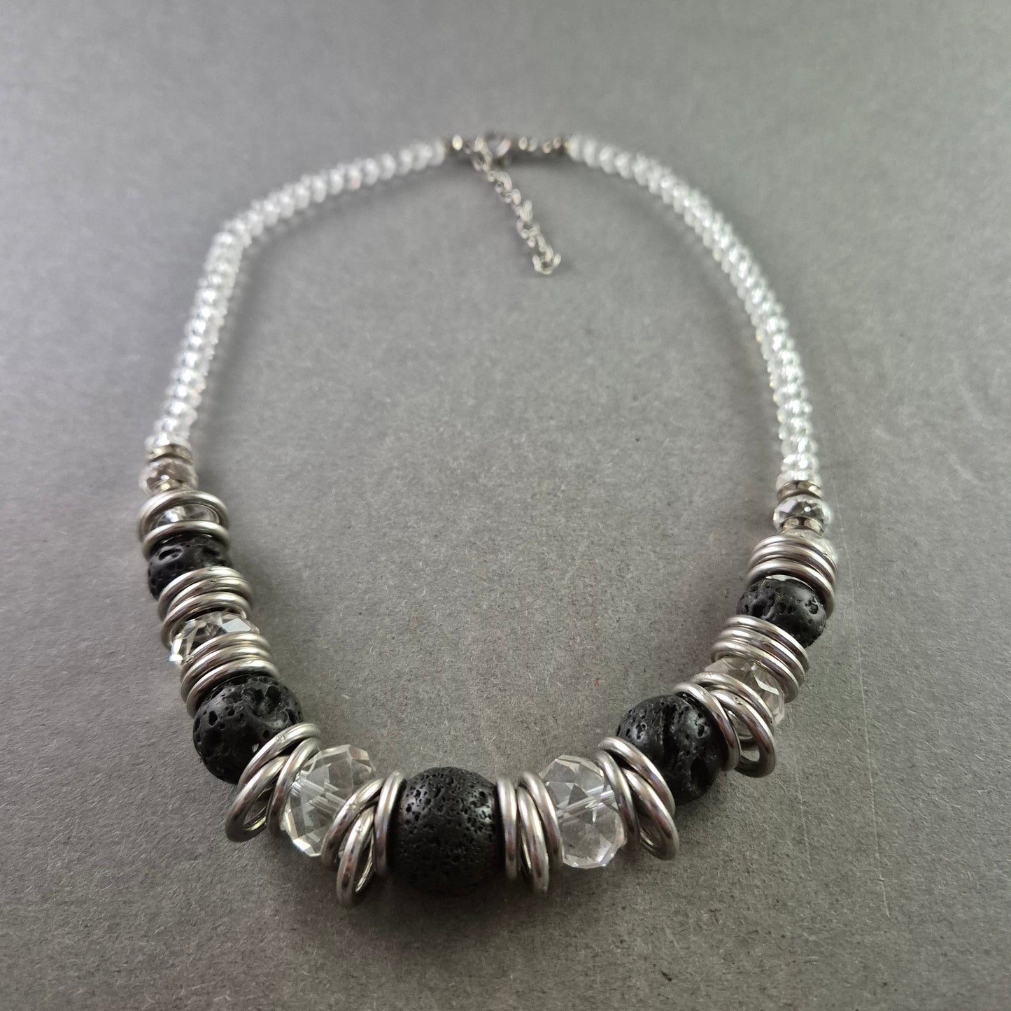 Elegante Statement-Halskette mit Lavasteinen und Kristallperlen