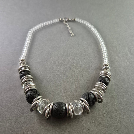 Elegante Statement-Halskette mit Lavasteinen und Kristallperlen