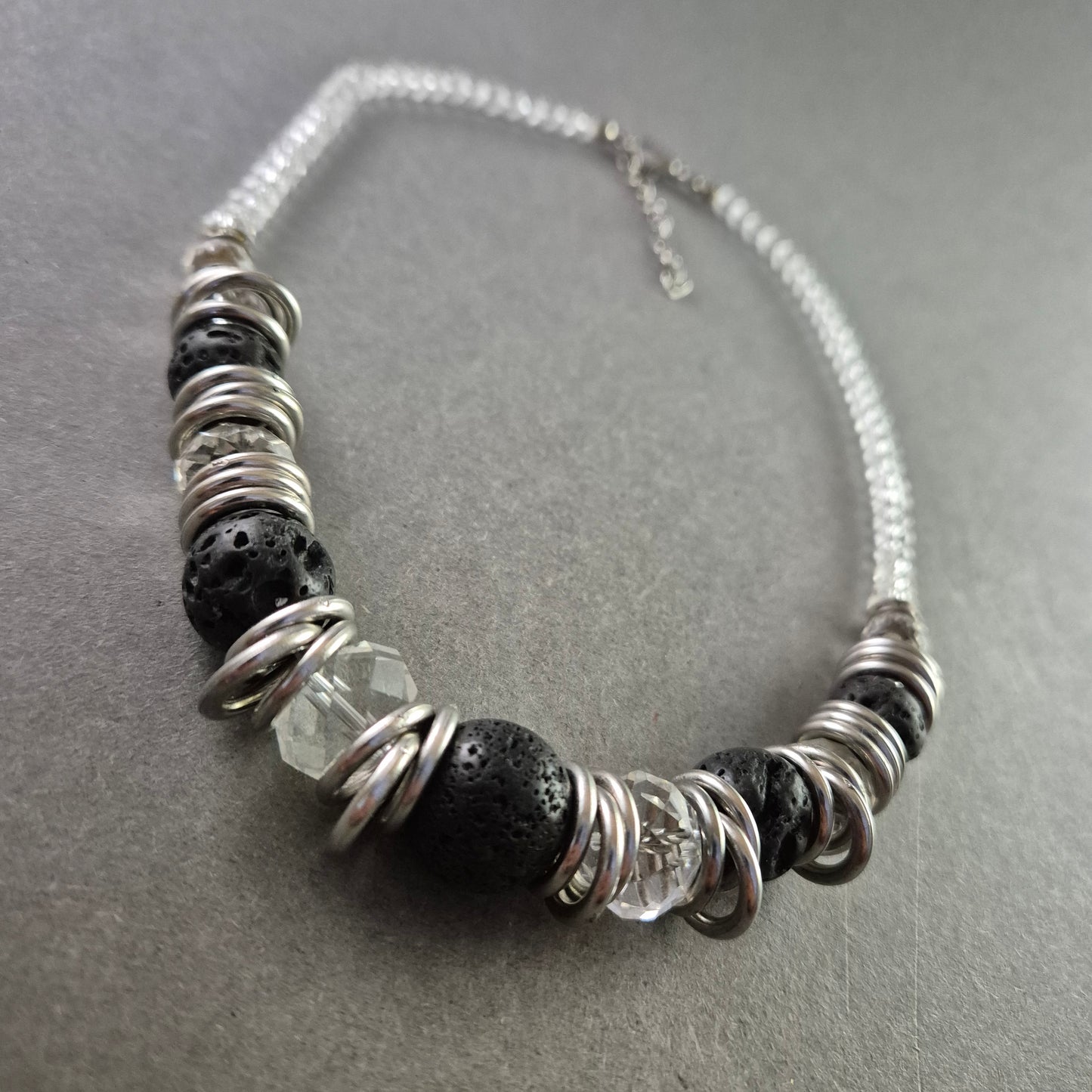 Elegante Statement-Halskette mit Lavasteinen und Kristallperlen