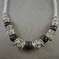 Elegante Statement-Halskette mit Lavasteinen und Kristallperlen