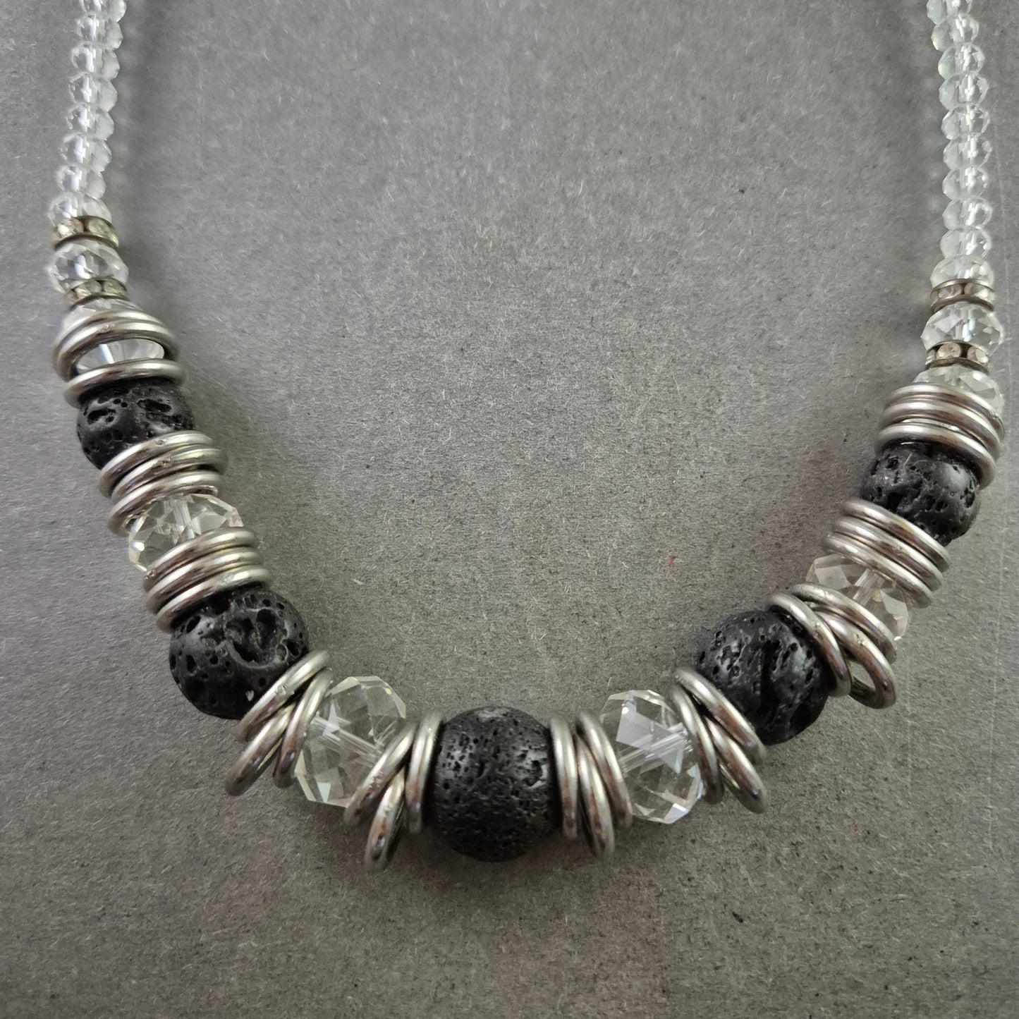 Elegante Statement-Halskette mit Lavasteinen und Kristallperlen