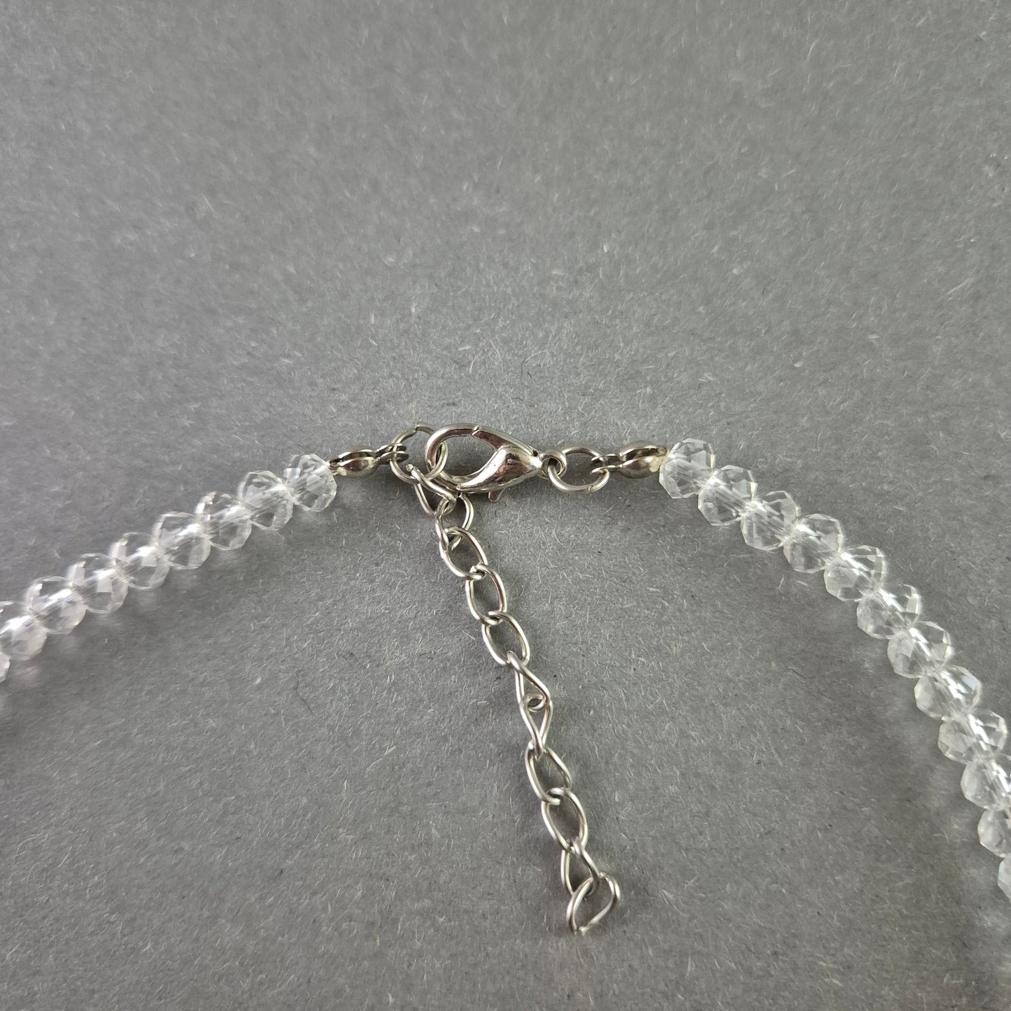 Elegante Statement-Halskette mit Lavasteinen und Kristallperlen