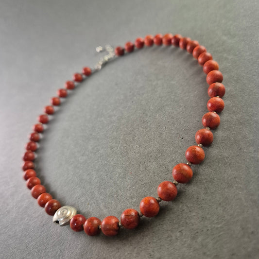Rote Perlenkette mit Spiralelement – Stilvoll und ausdrucksstark