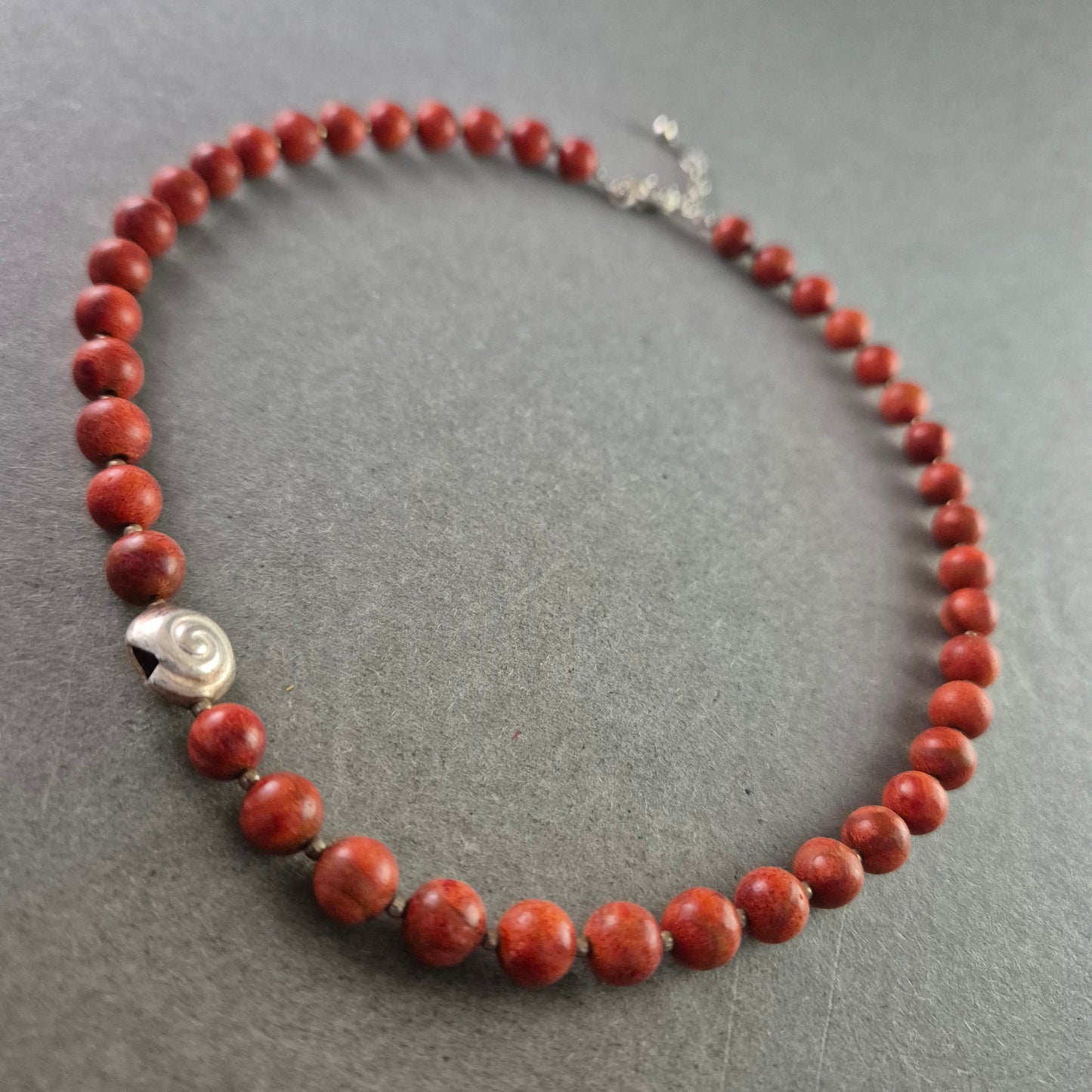 Rote Perlenkette mit Spiralelement – Stilvoll und ausdrucksstark