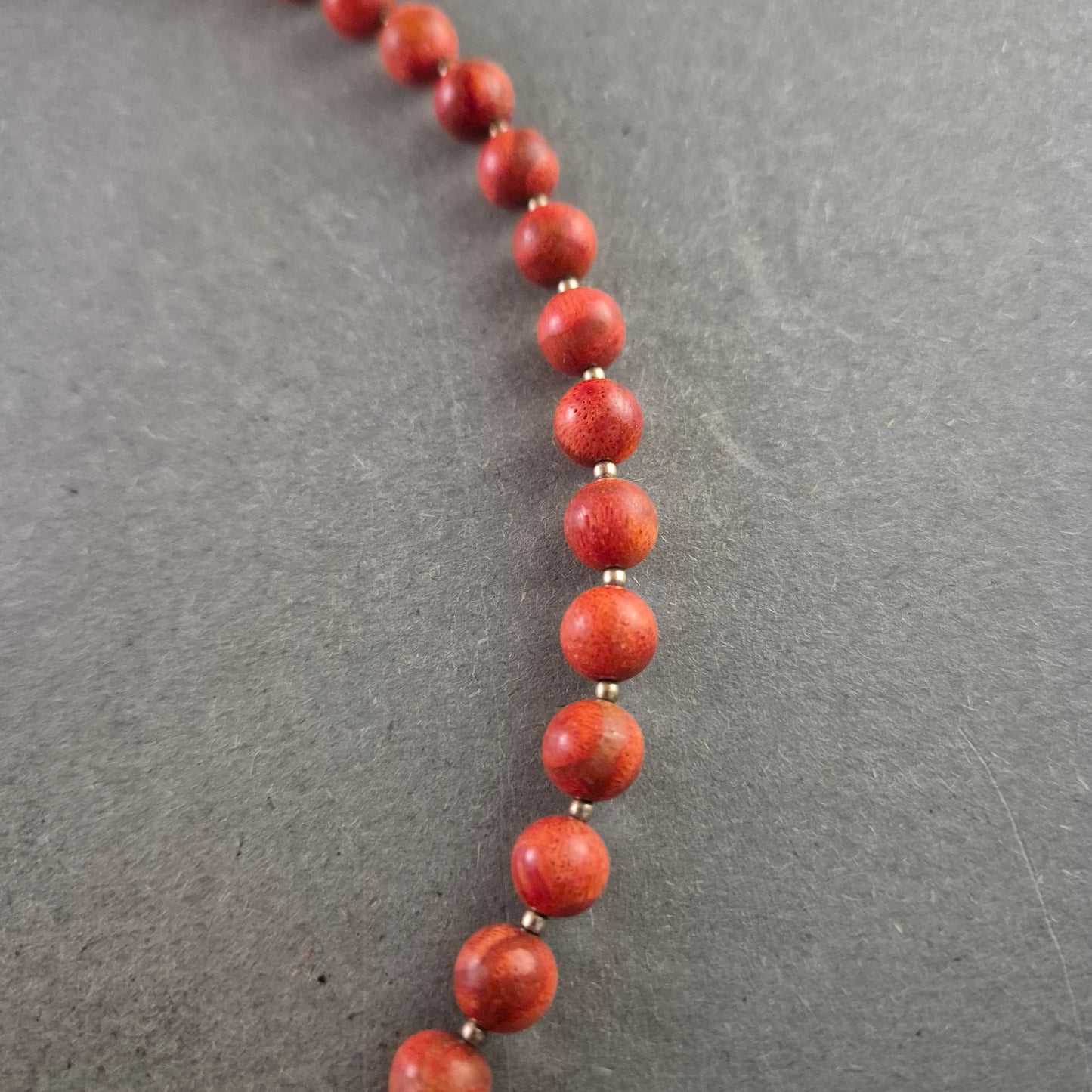 Rote Perlenkette mit Spiralelement – Stilvoll und ausdrucksstark