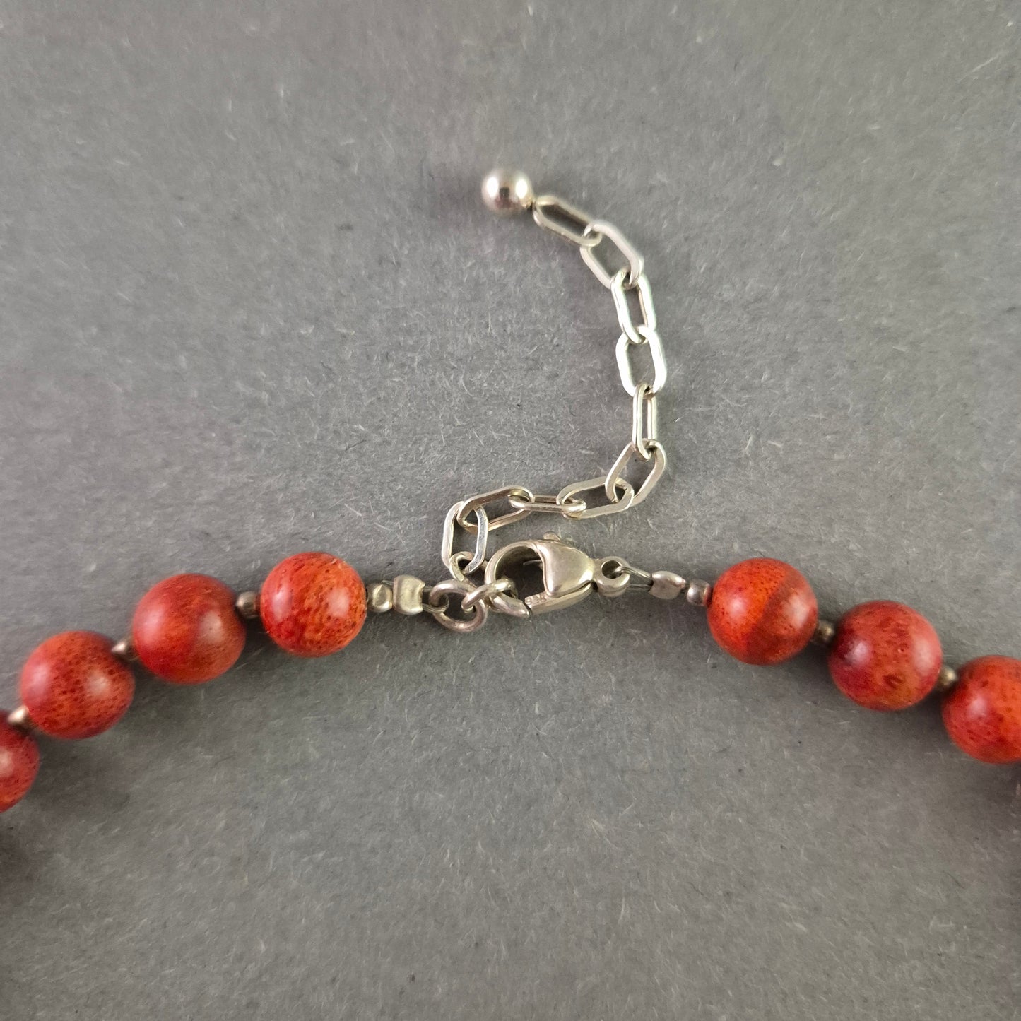 Rote Perlenkette mit Spiralelement – Stilvoll und ausdrucksstark