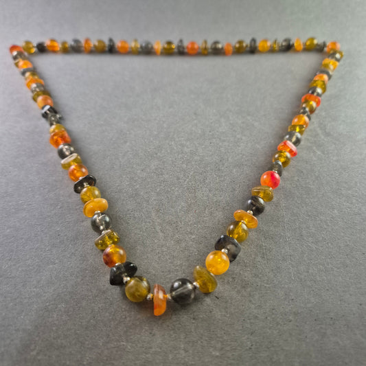 Bunte Glasperlenkette in Bernsteinoptik – Vielseitig und lebendig