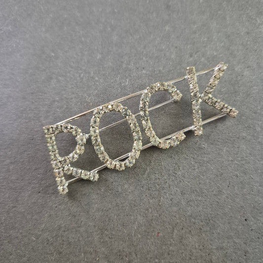 Glitzernde „ROCK“-Brosche – Stylisches Accessoire mit Statement