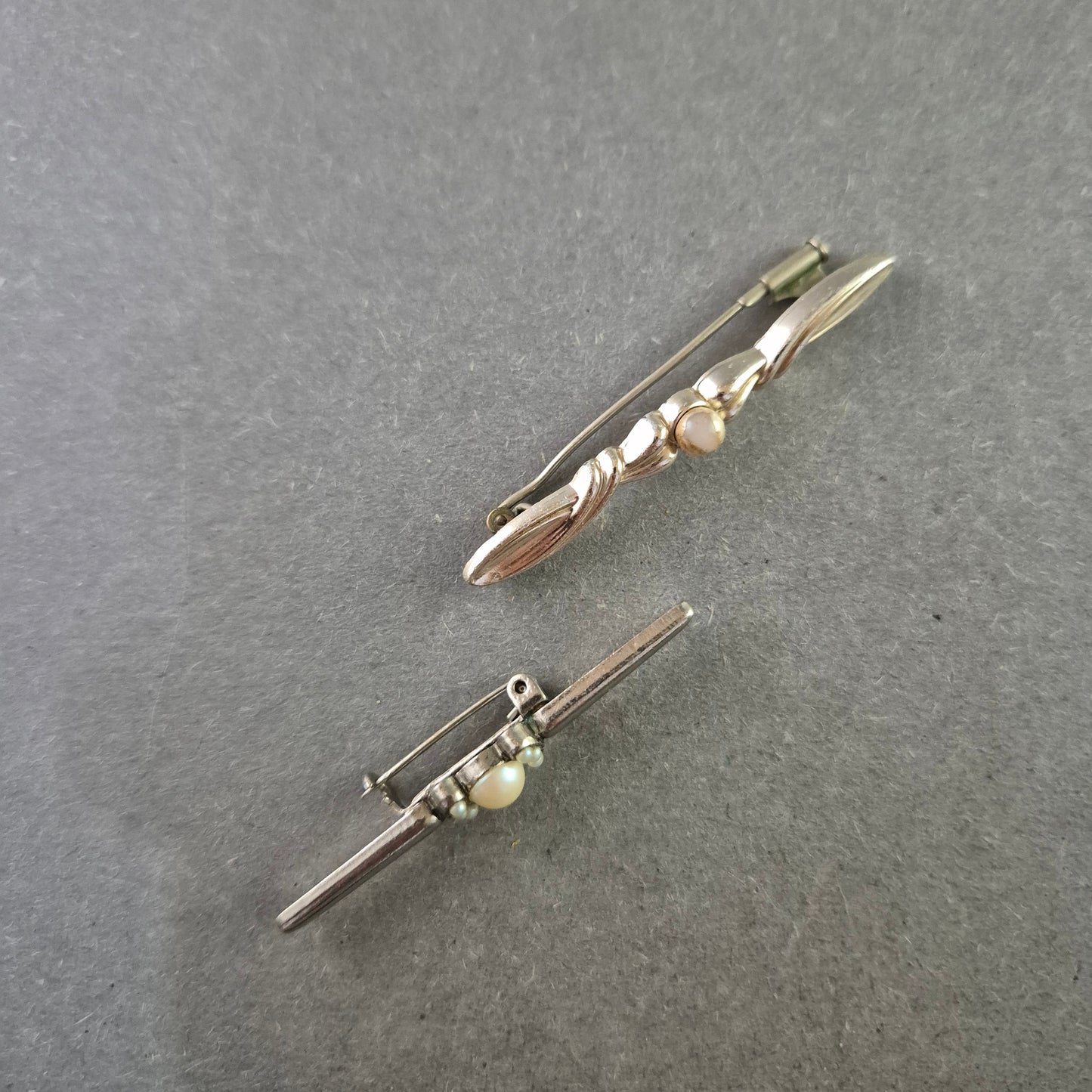 Zwei Vintage-Broschen im Set – Eleganter Perlenschmuck im Retro-Stil