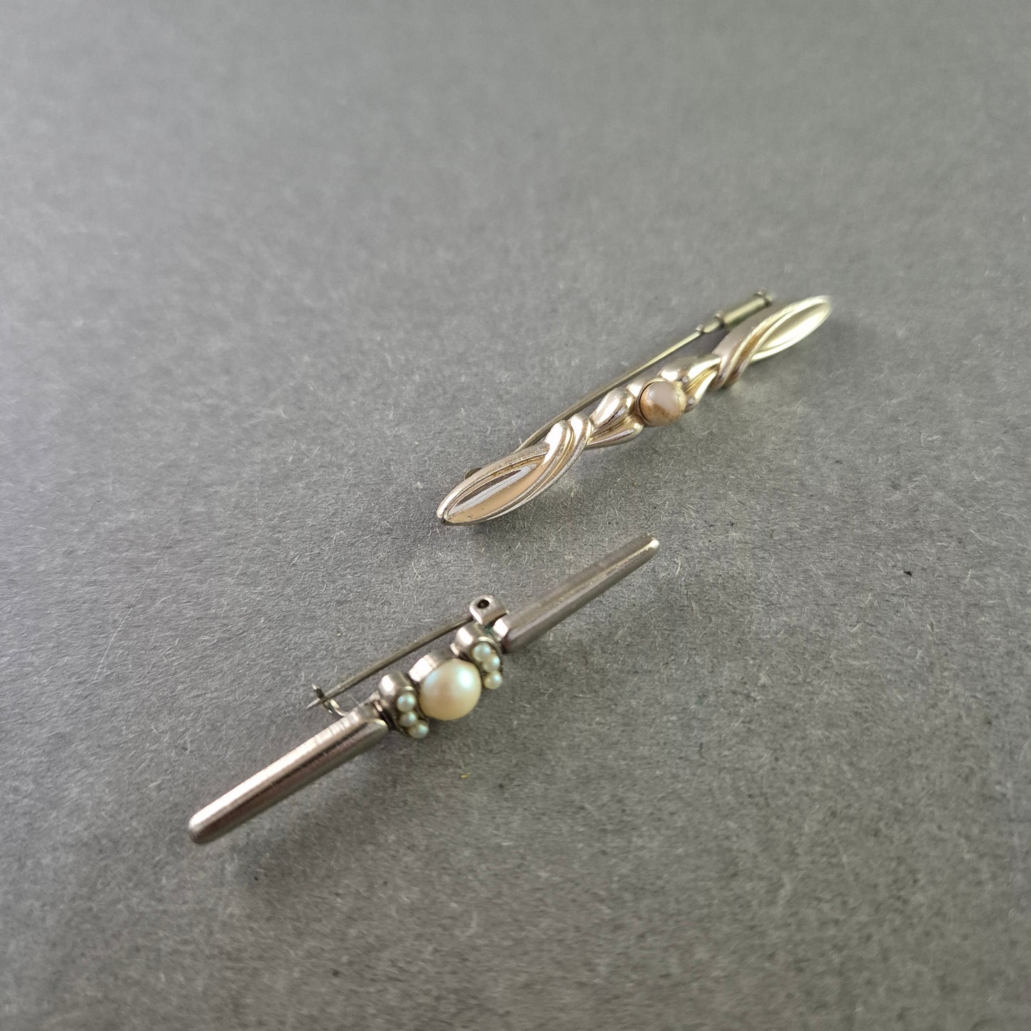Zwei Vintage-Broschen im Set – Eleganter Perlenschmuck im Retro-Stil