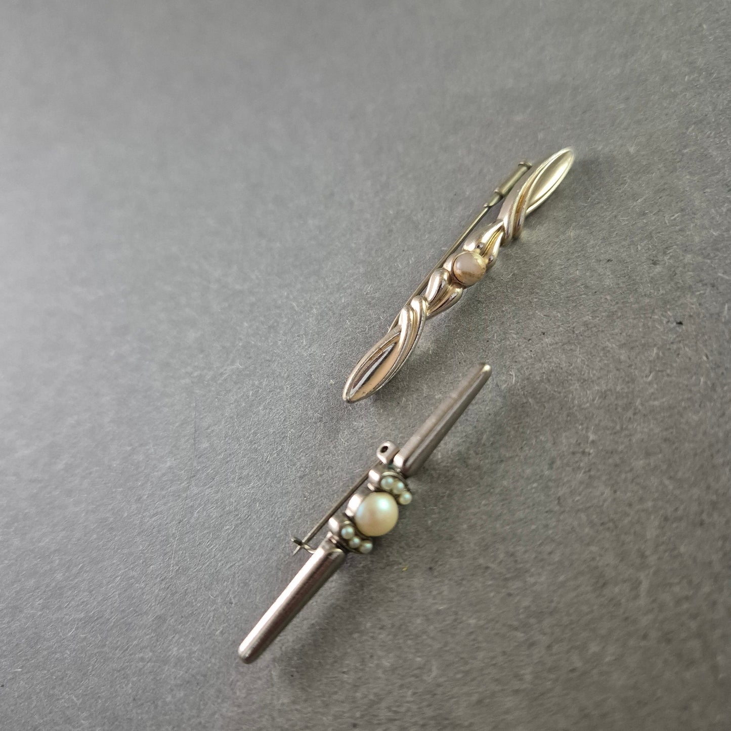 Zwei Vintage-Broschen im Set – Eleganter Perlenschmuck im Retro-Stil