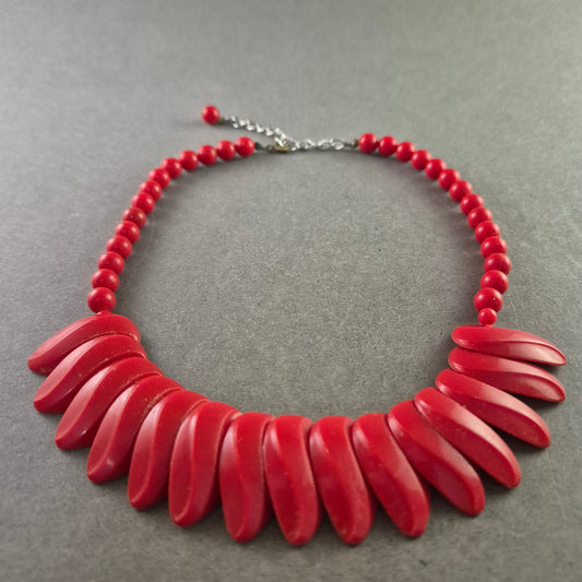 Rote Statement-Halskette mit länglichen Zierelementen
