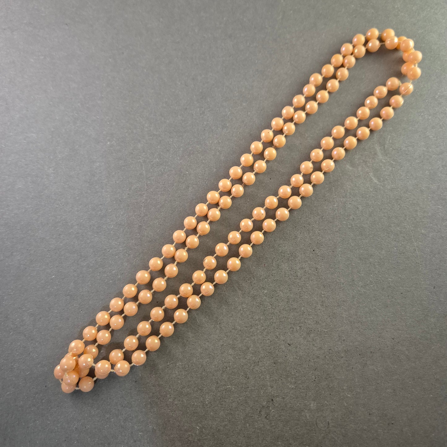 Beigefarbene Vintage-Perlenkette – Zweireihig und klassisch elegant