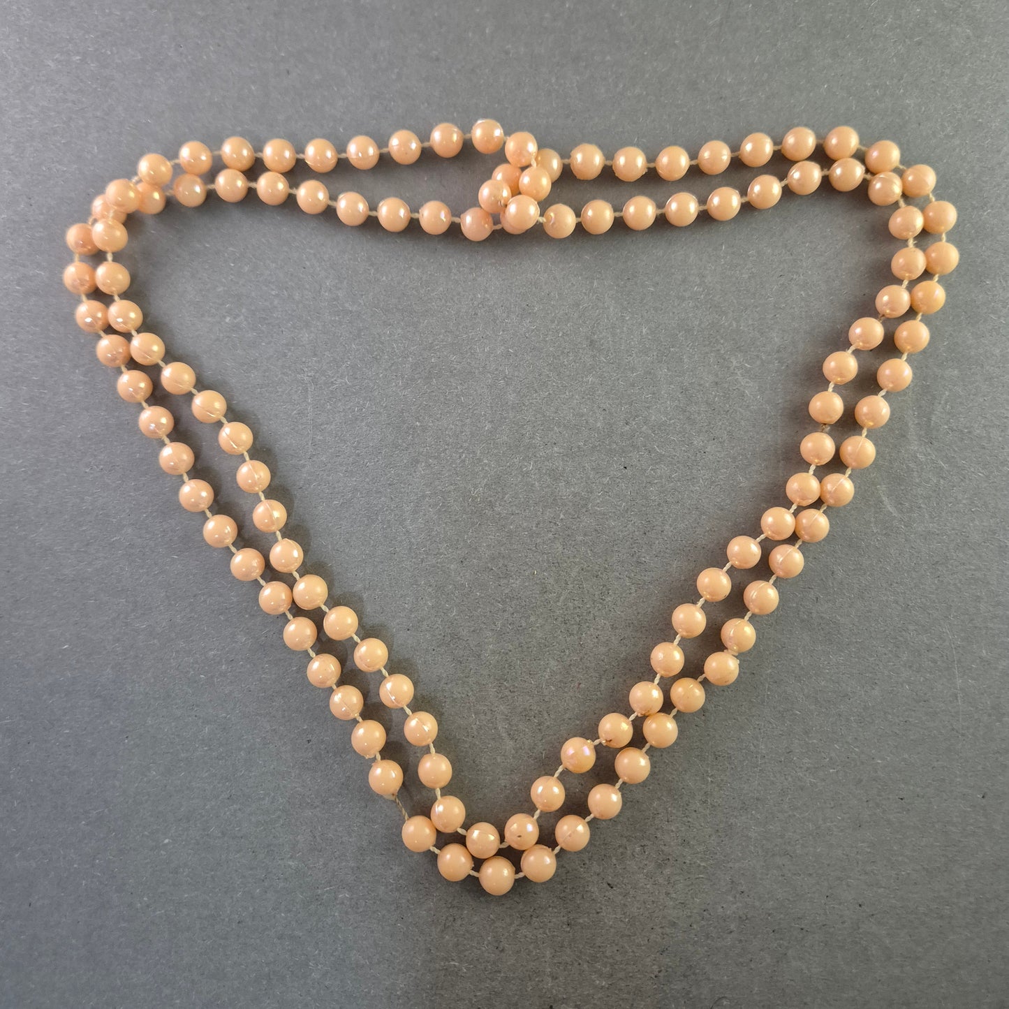 Beigefarbene Vintage-Perlenkette – Zweireihig und klassisch elegant