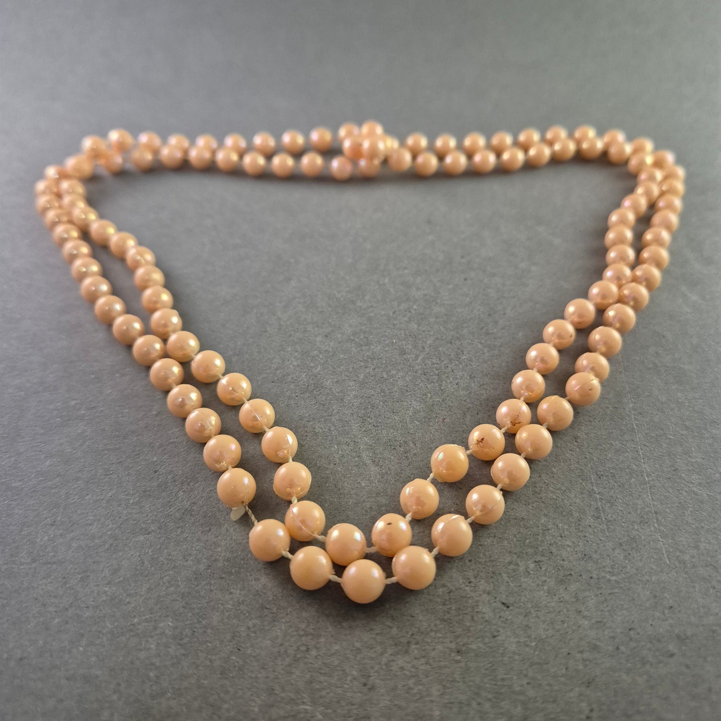 Beigefarbene Vintage-Perlenkette – Zweireihig und klassisch elegant