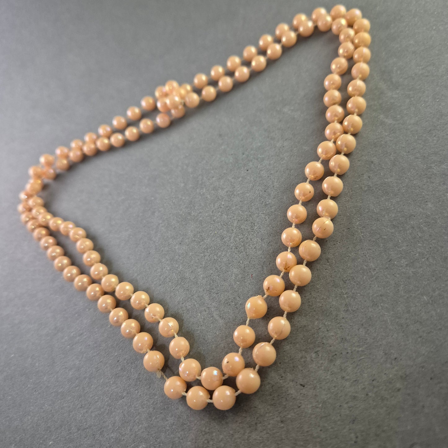 Beigefarbene Vintage-Perlenkette – Zweireihig und klassisch elegant