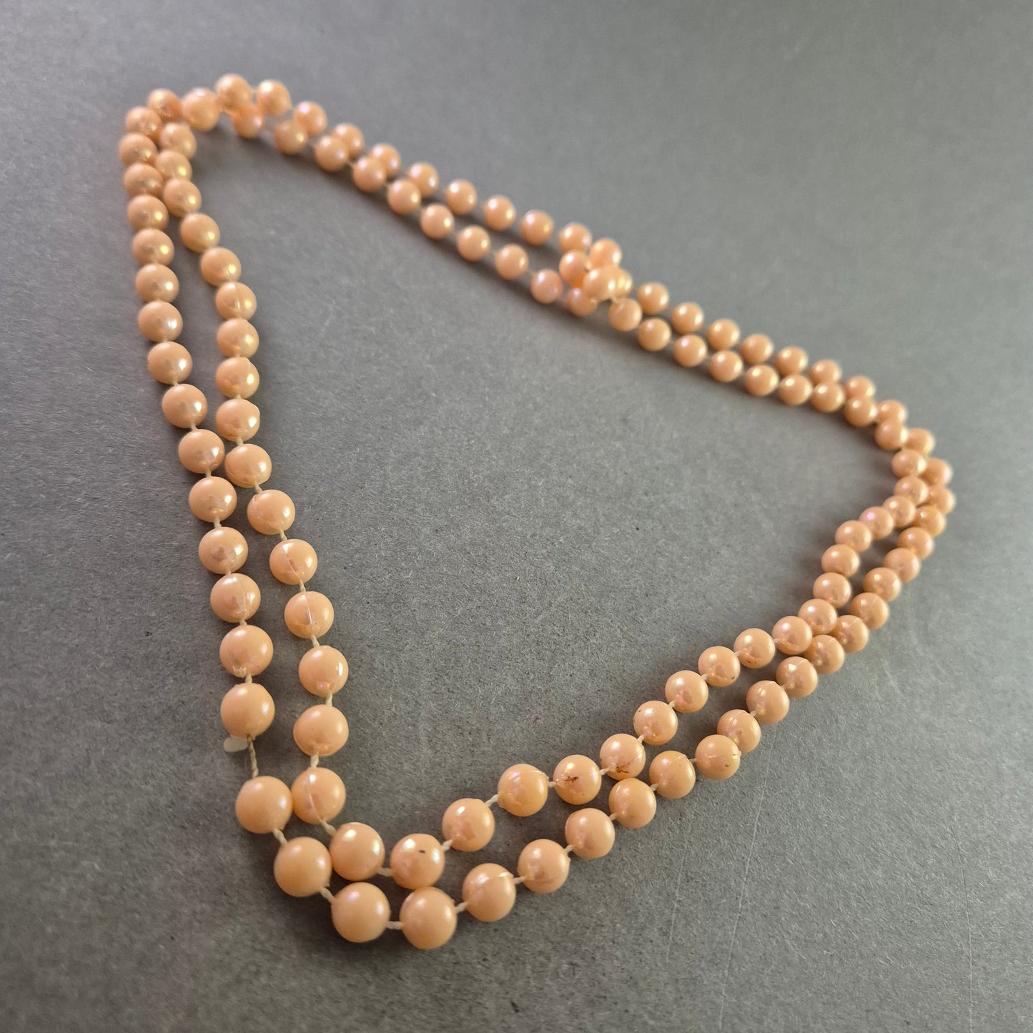 Beigefarbene Vintage-Perlenkette – Zweireihig und klassisch elegant